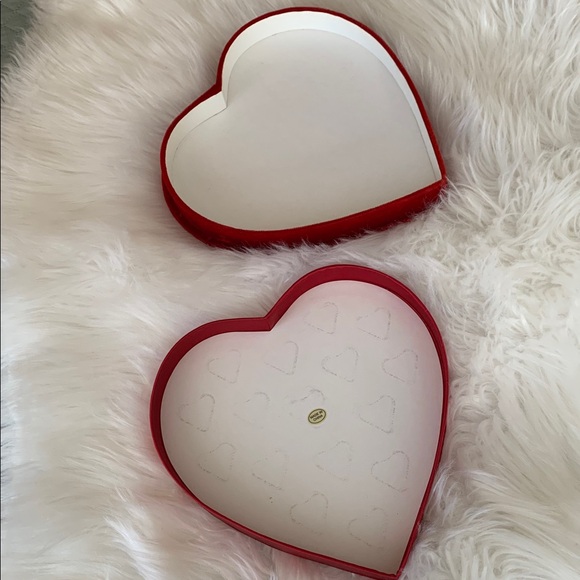 ❤️ Red Velvet Heart-Shaped Candy Box Valentine’s ❤️ - Picture 2 of 6